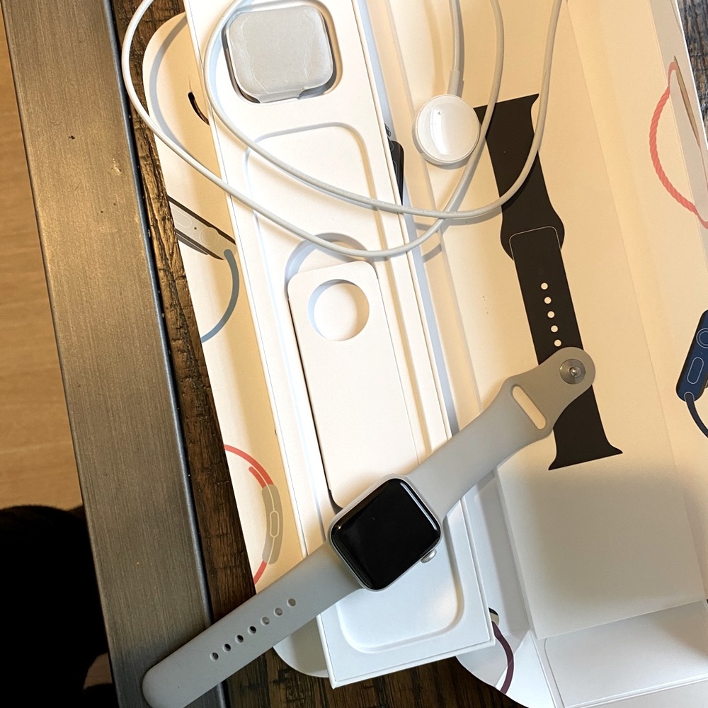 ⌚️ APPLE WATCH - Picture 1 of 3
